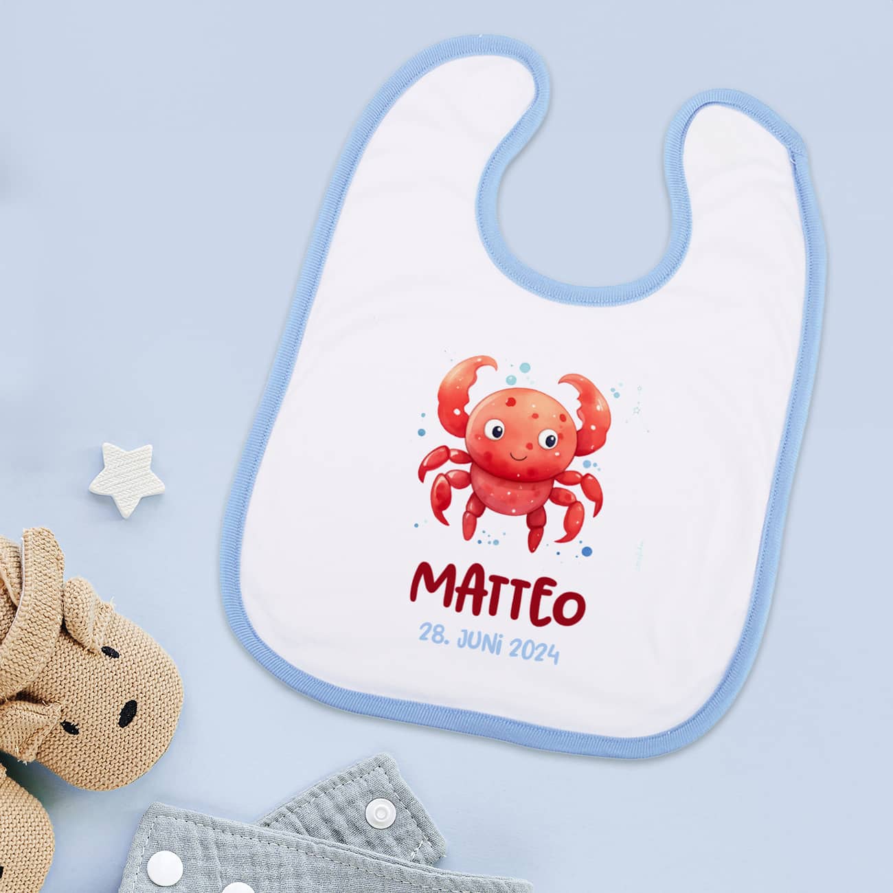Weiß/blaues Lätzchen mit Sternzeichen, Name und Datum