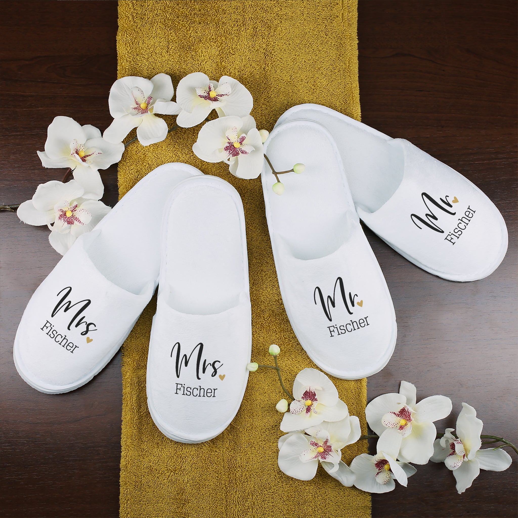 Personalisiertes Hausschuh-Set Mr & Mrs mit Namen auf Handtuch dekoriert