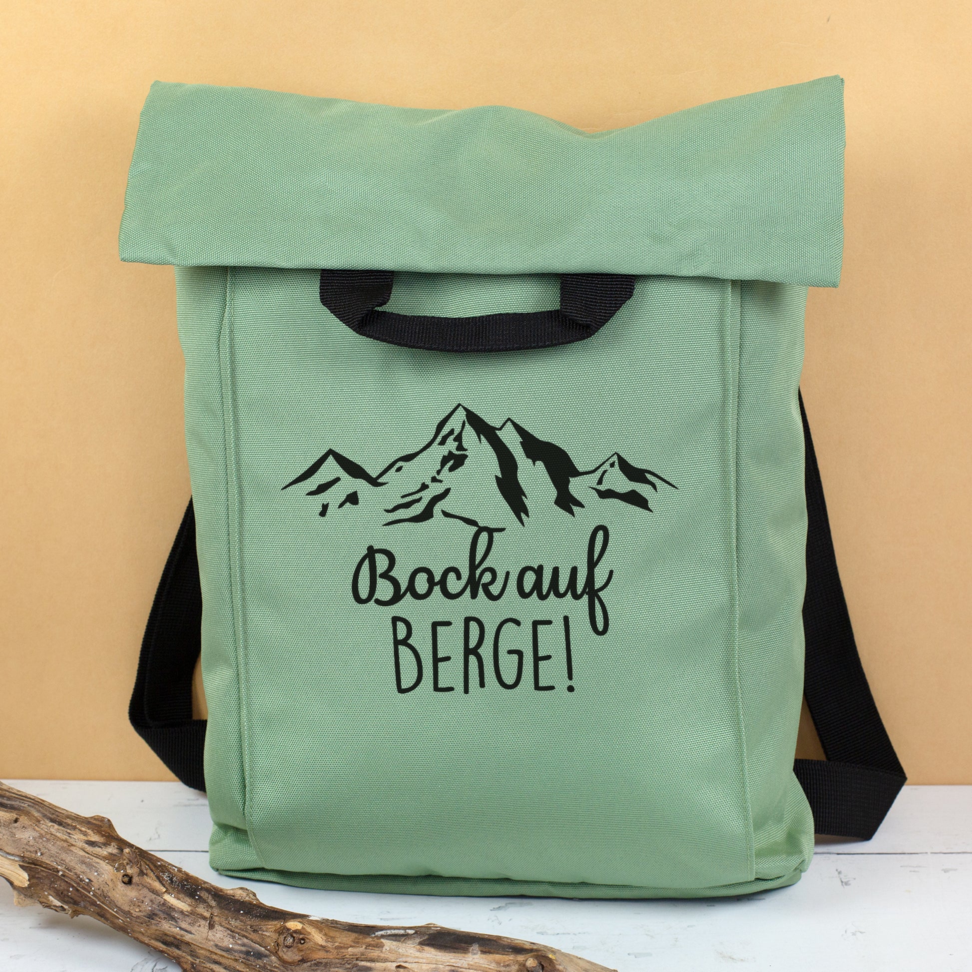 Jadegrüner Rucksack mit Bergmotiv und zweizeiligem Wunschtext „Bock auf Berge!“