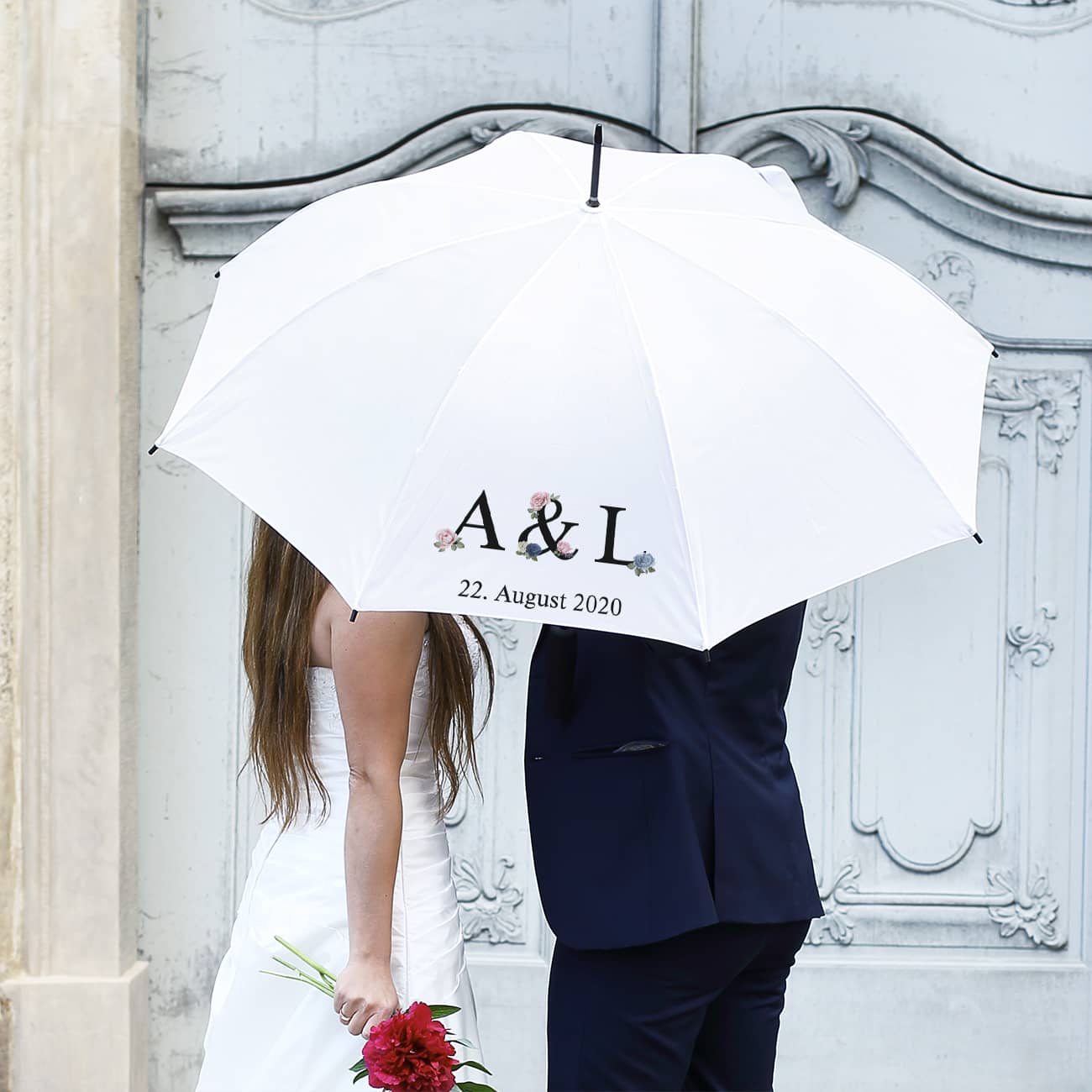 Weißer Hochzeitsschirm für das Brautpaar