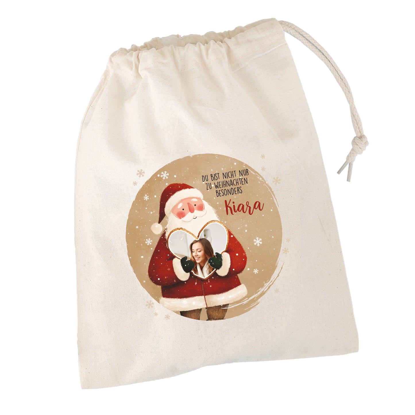 Naturfarbener Baumwollbeutel mit Weihnachtsmann-Motiv, Foto im Herz und Text „Du bist nicht nur zu Weihnachten besonders Kiara“, freigestellt – personalisierte Geschenkverpackung.