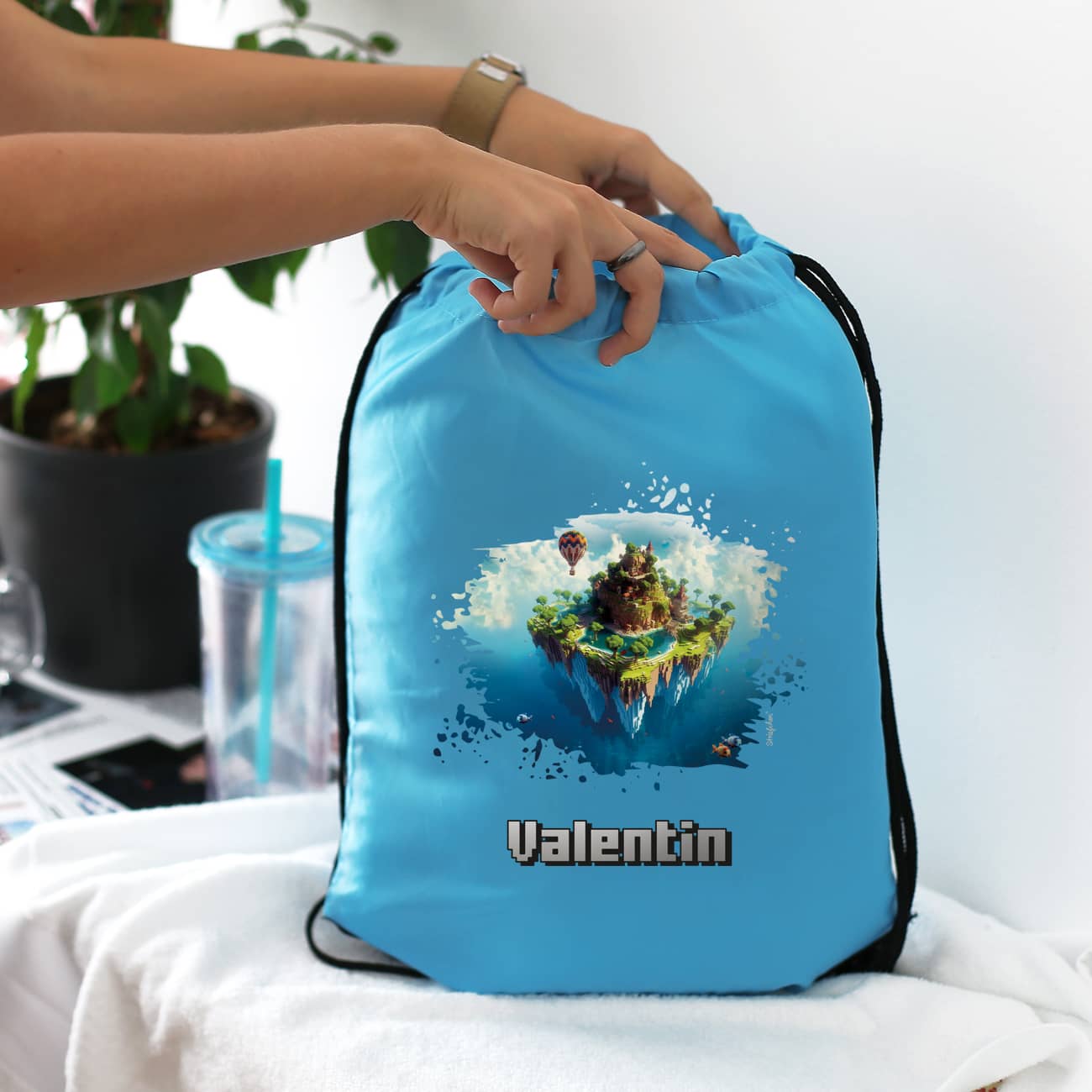 Pixel-Art Sportbeutel in hellblau mit Insel und Name