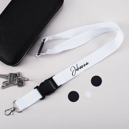 weißes Schlüsselband mit Wunschname bedruckt in schlichter schwarzer Schreibschrift