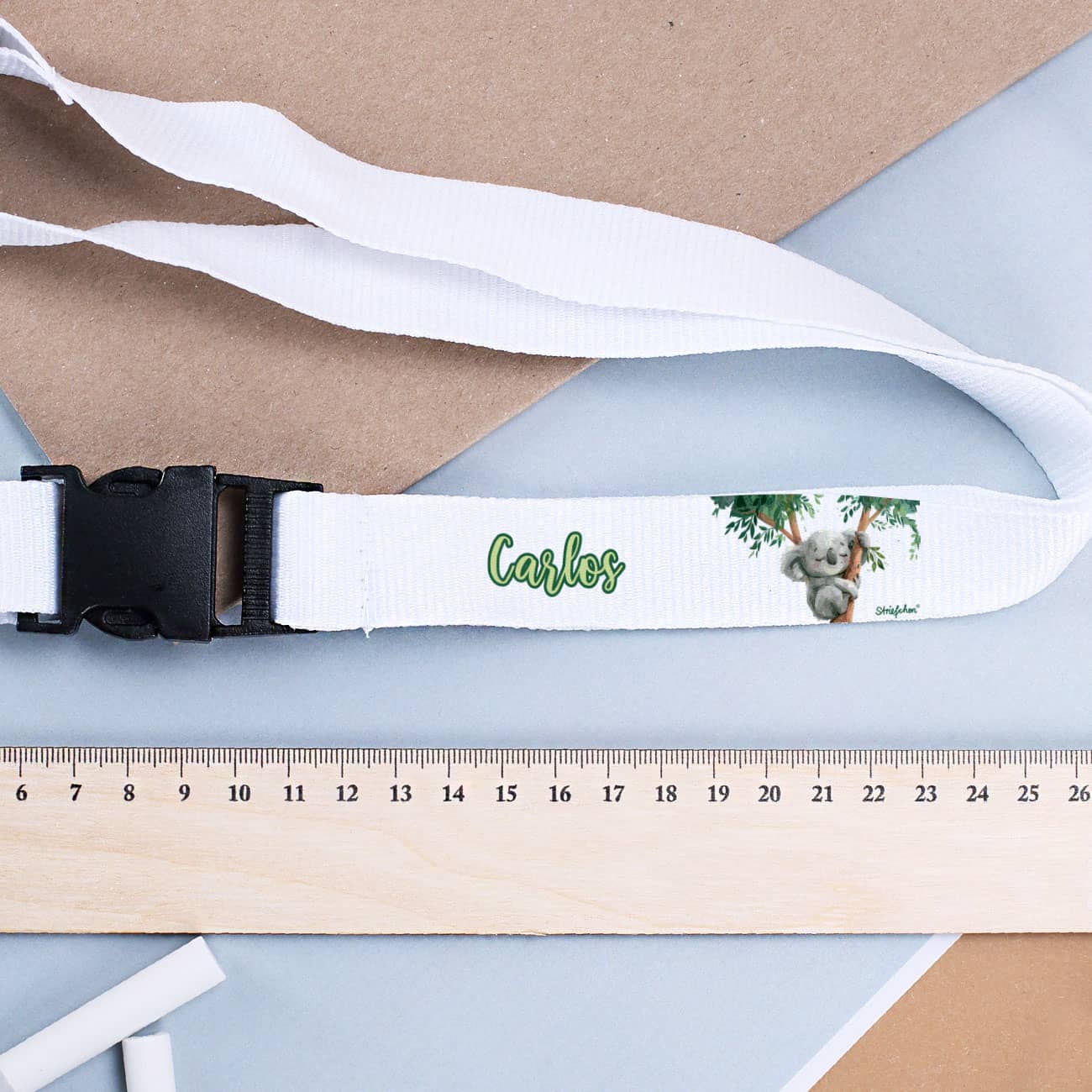 Weißes Schlüsselband mit kleinem Koala als Motiv und Wunschname