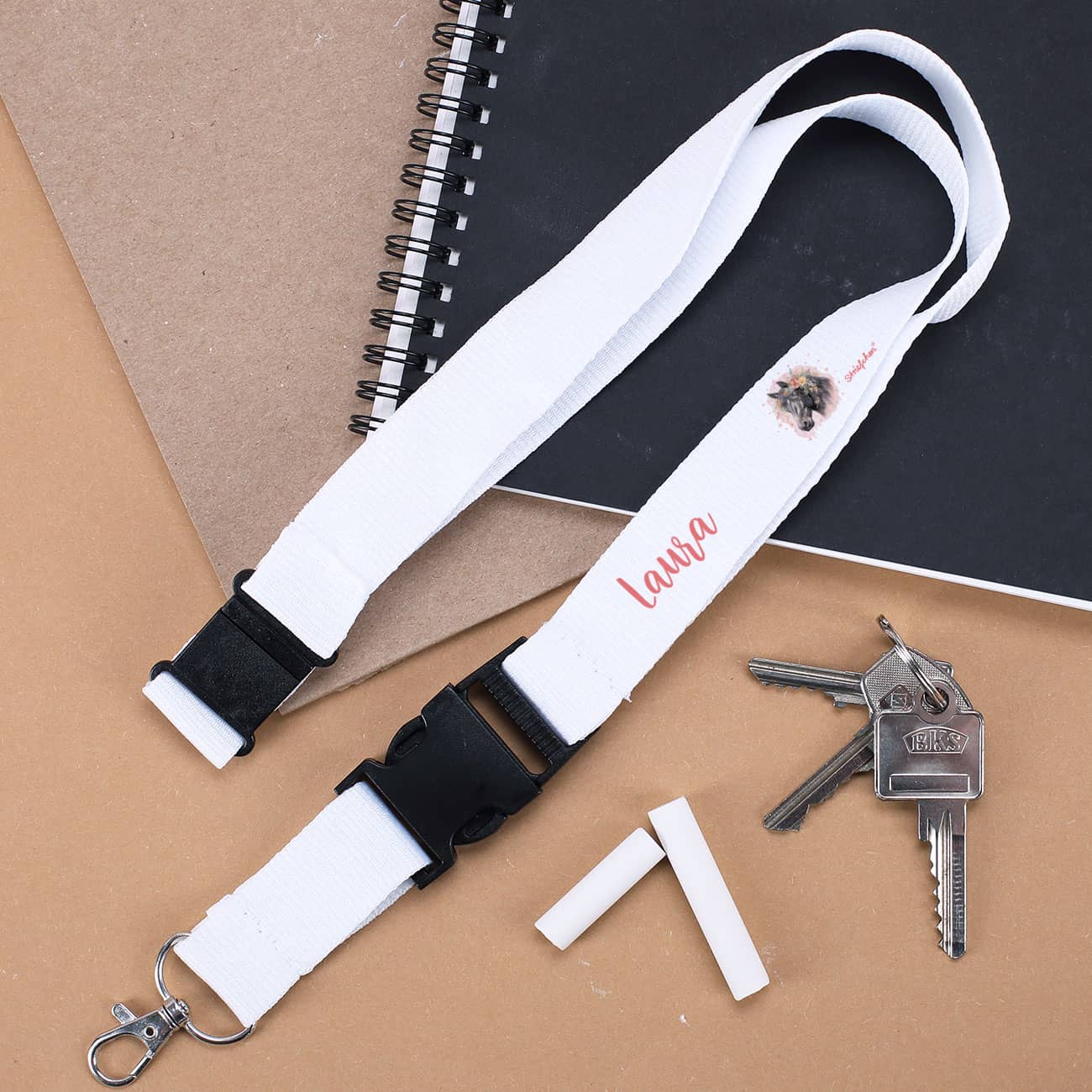 Weißes Schlüsselband mit niedlichem Pferdemotiv und Wunschname