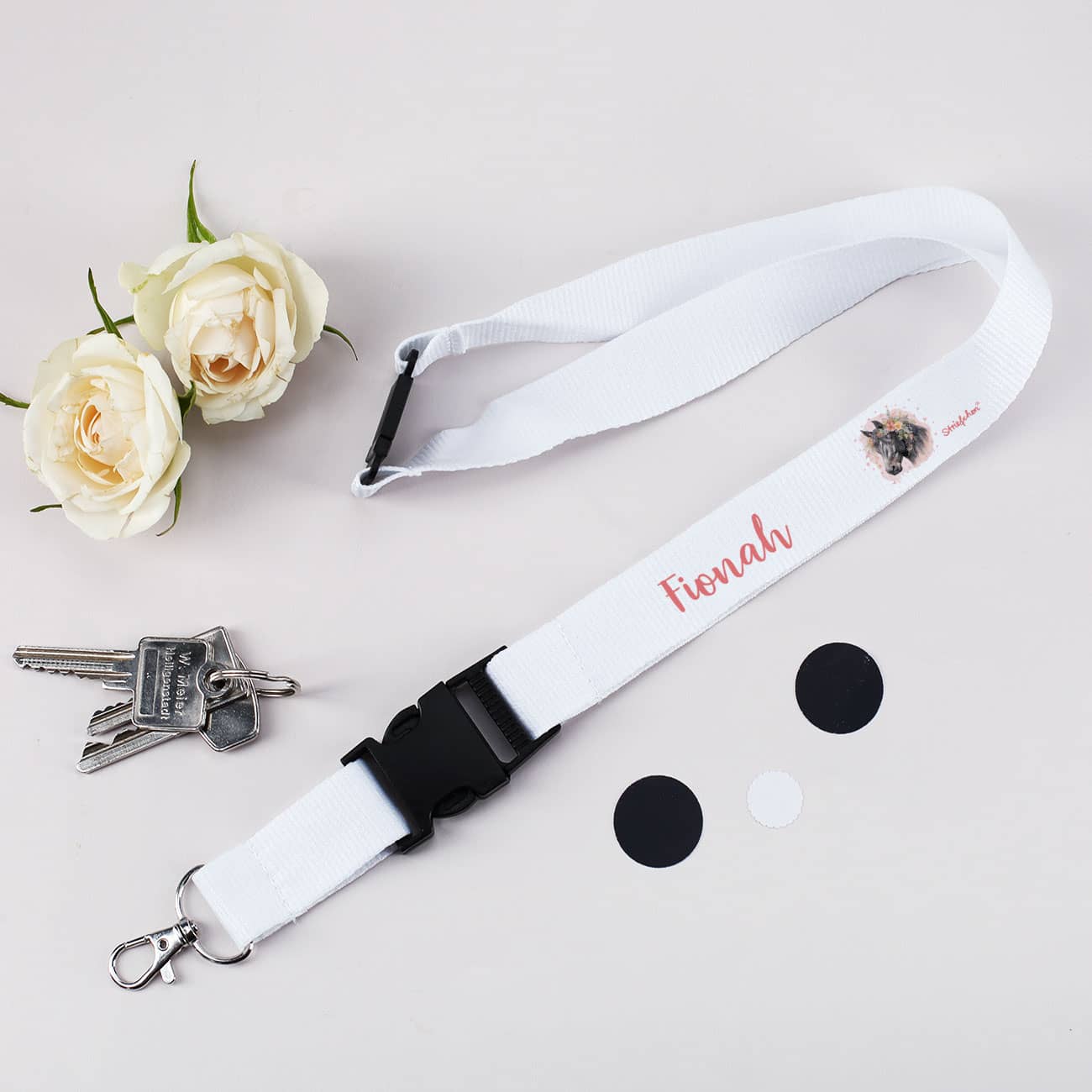 Weißes Schlüsselband mit niedlichem Pferdemotiv und Wunschname