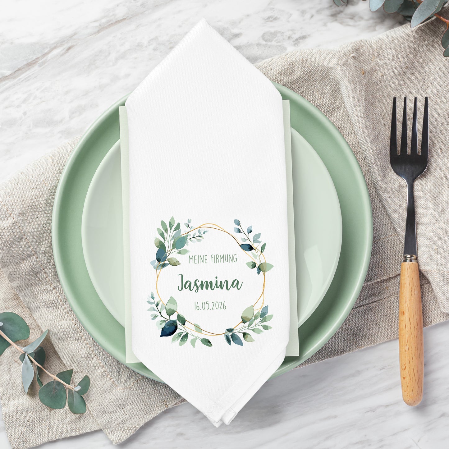 Stoffserviette Firmung personalisiert mit Name Jasmina und Datum im Greenery-Design auf gedecktem Tisch