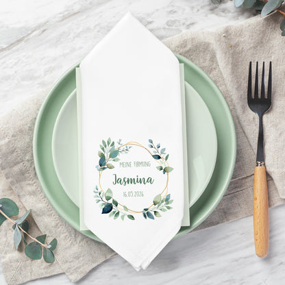 Stoffserviette Firmung personalisiert mit Name Jasmina und Datum im Greenery-Design auf gedecktem Tisch