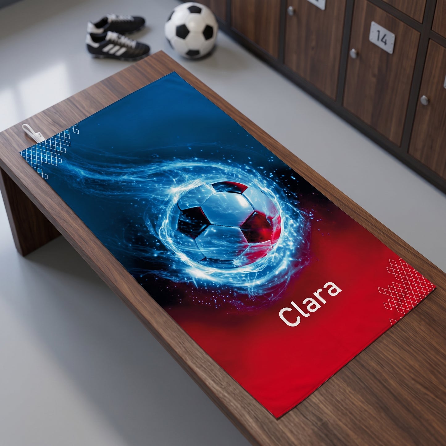 Fußball Sporthandtuch mit Name Clara auf Bank in Umkleidekabine mit Sportmotiv in Blau und Rot
