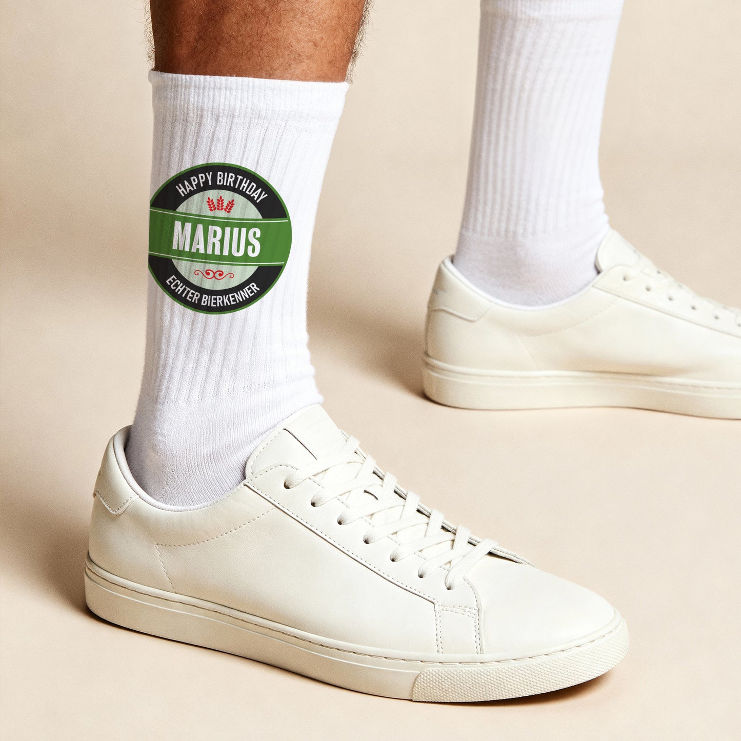 Weiße Sportsocken mit personalisiertem Bierlogo und Text „Happy Birthday Marius – Echter Bierkenner“ – getragen mit weißen Sneakern.