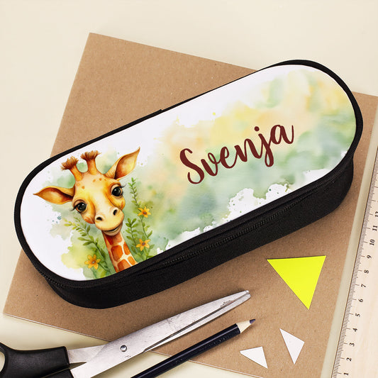 Stiftebox mit Giraffenmotiv und Name auf Bastelunterlage