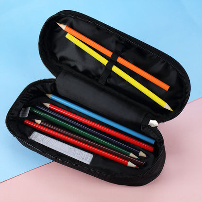 Innenansicht der schwarzen Stiftebox mit Stiften und Zubehör