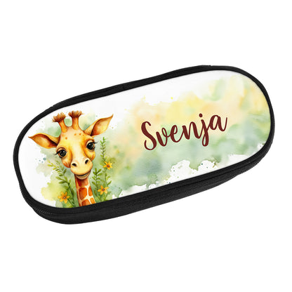 Produktabbildung der Stiftebox mit Giraffenmotiv und dem Namen Svenja auf weißem Hintergrund