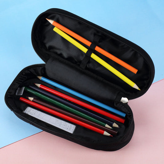 Innenansicht der schwarzen Stiftebox mit Stiften und Geodreieck