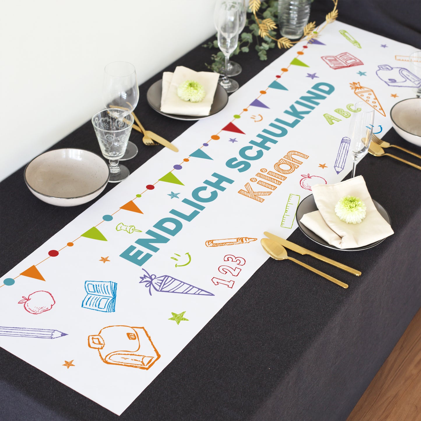 Tischläufer auf einem gedeckten Tisch