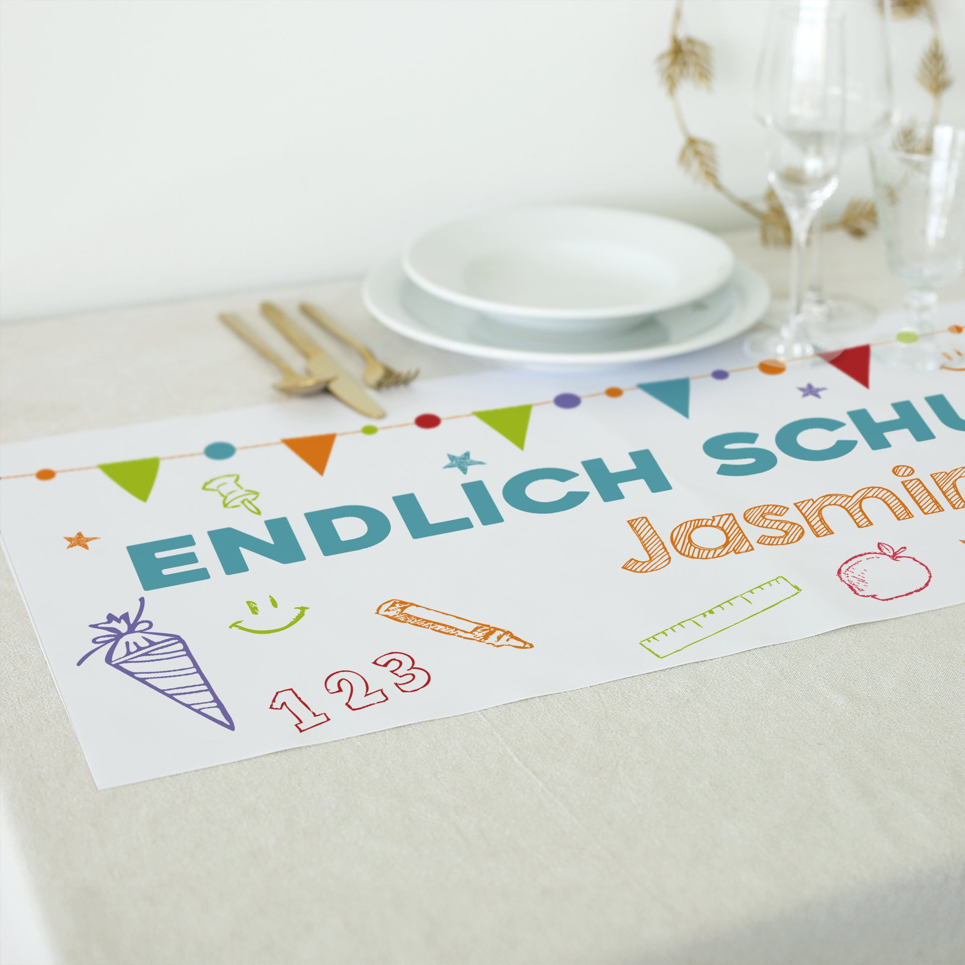 Nahansicht der bunten Motive: Stifte, Sterne, Zahlen und Lineale