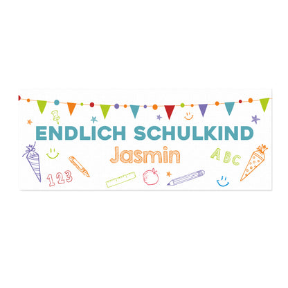 Freigestellter kleiner Tischläufer „Endlich Schulkind“ mit bunten Schulmotiven