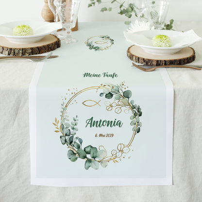 Tischläufer zur Taufe mit Eukalyptuskranz Fischsymbol und personalisiertem Namen