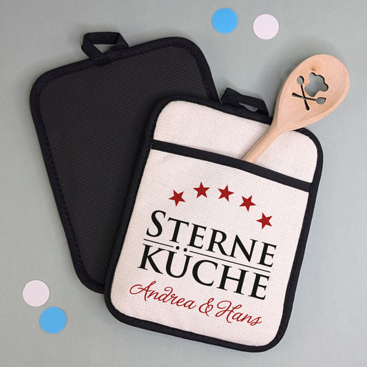 2er-Set Topflappen mit rotem Aufdruck „Sterne Küche“, fünf Sternen und Wunschname unten – Vorder- und Rückseite sichtbar