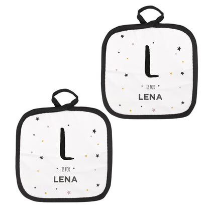 Zwei personalisierte Topflappen mit Initial und Name freigestellt auf weißem Hintergrund