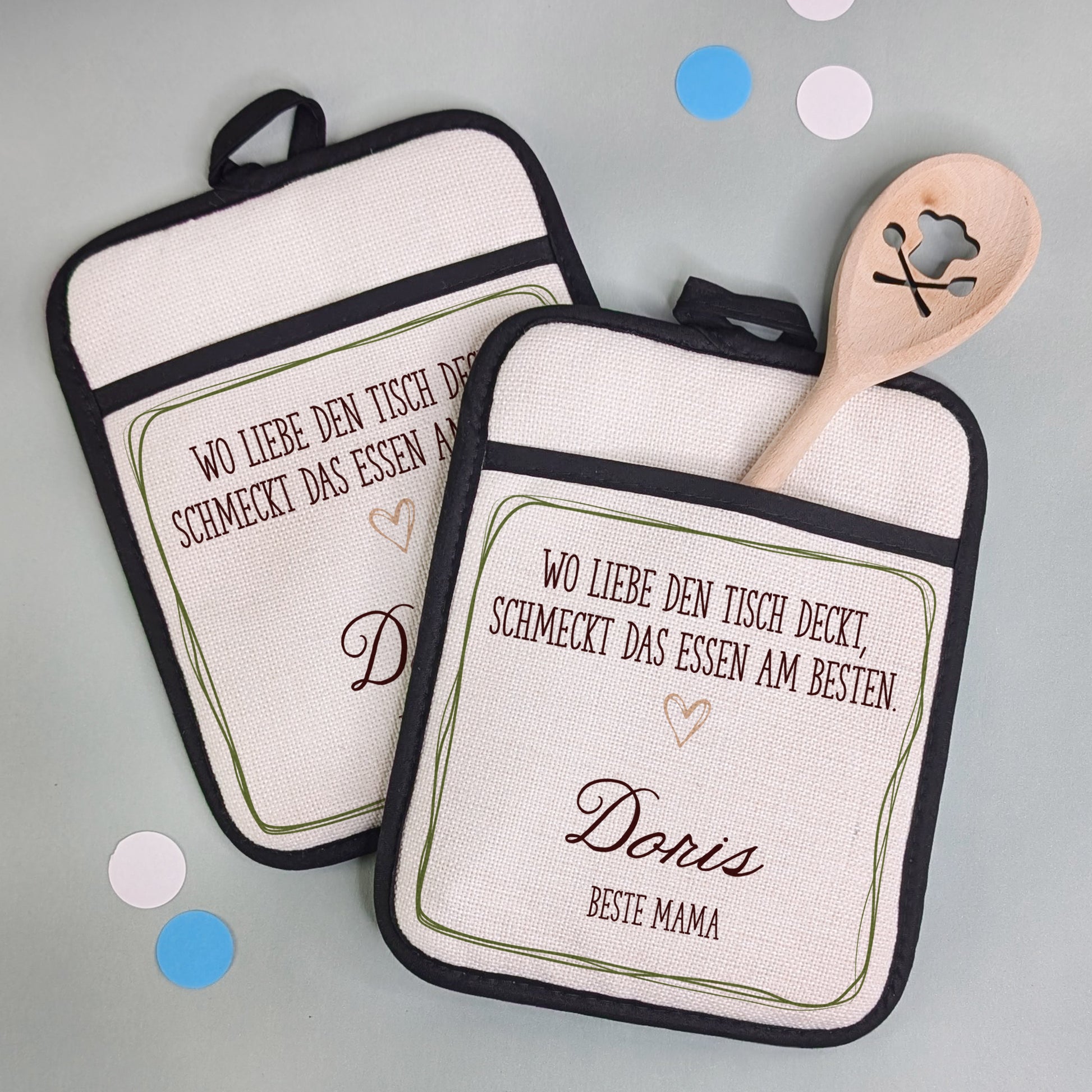 2er-Set Topflappen mit Spruch „Wo Liebe den Tisch deckt…“, Herzsymbol und personalisiertem Wunschtext – frontal dargestellt