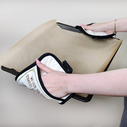 Personalisierte Topflappen in Anwendung mit Backblech und Backpapier
