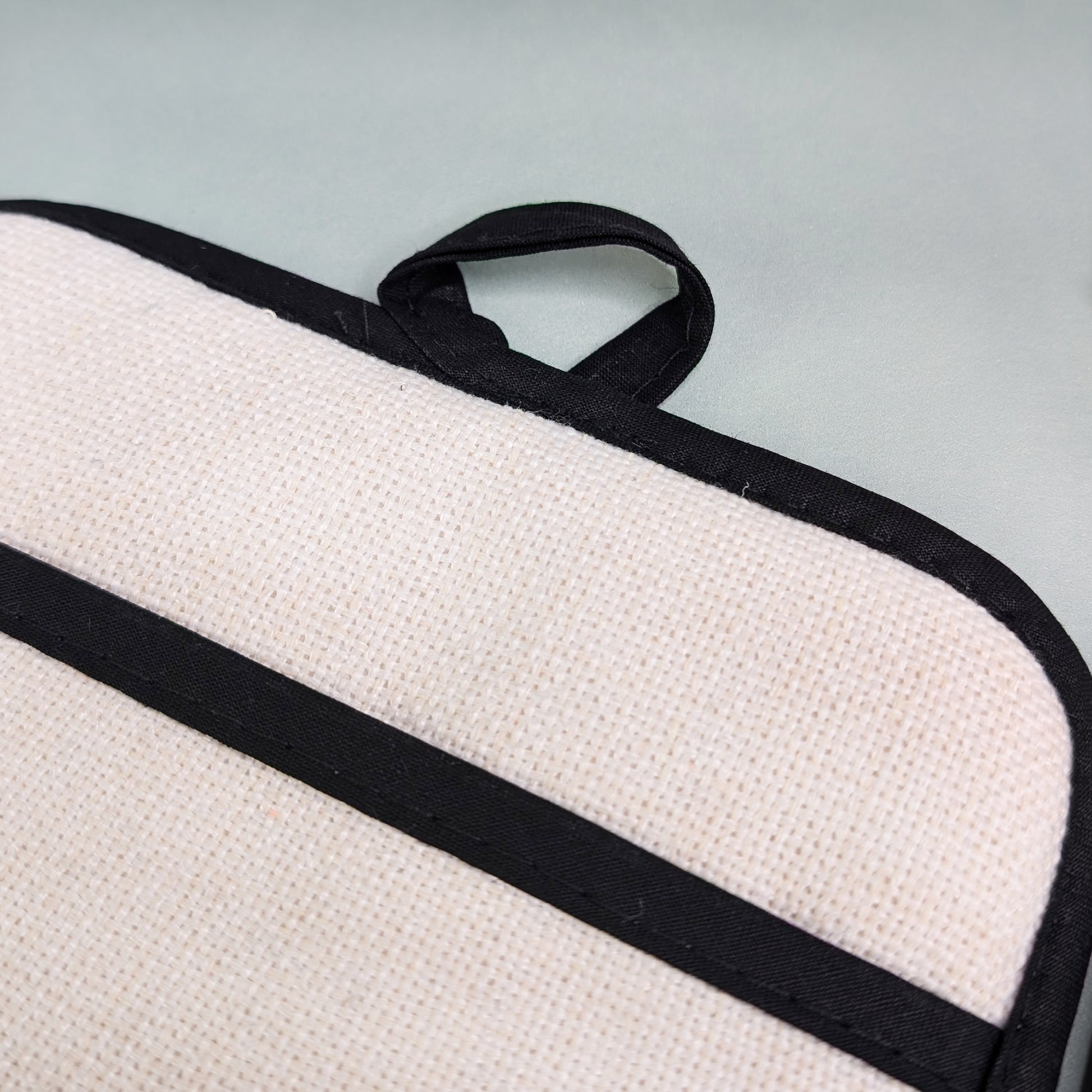 Nahaufnahme des Hakens zum Aufhängen des Topflappens