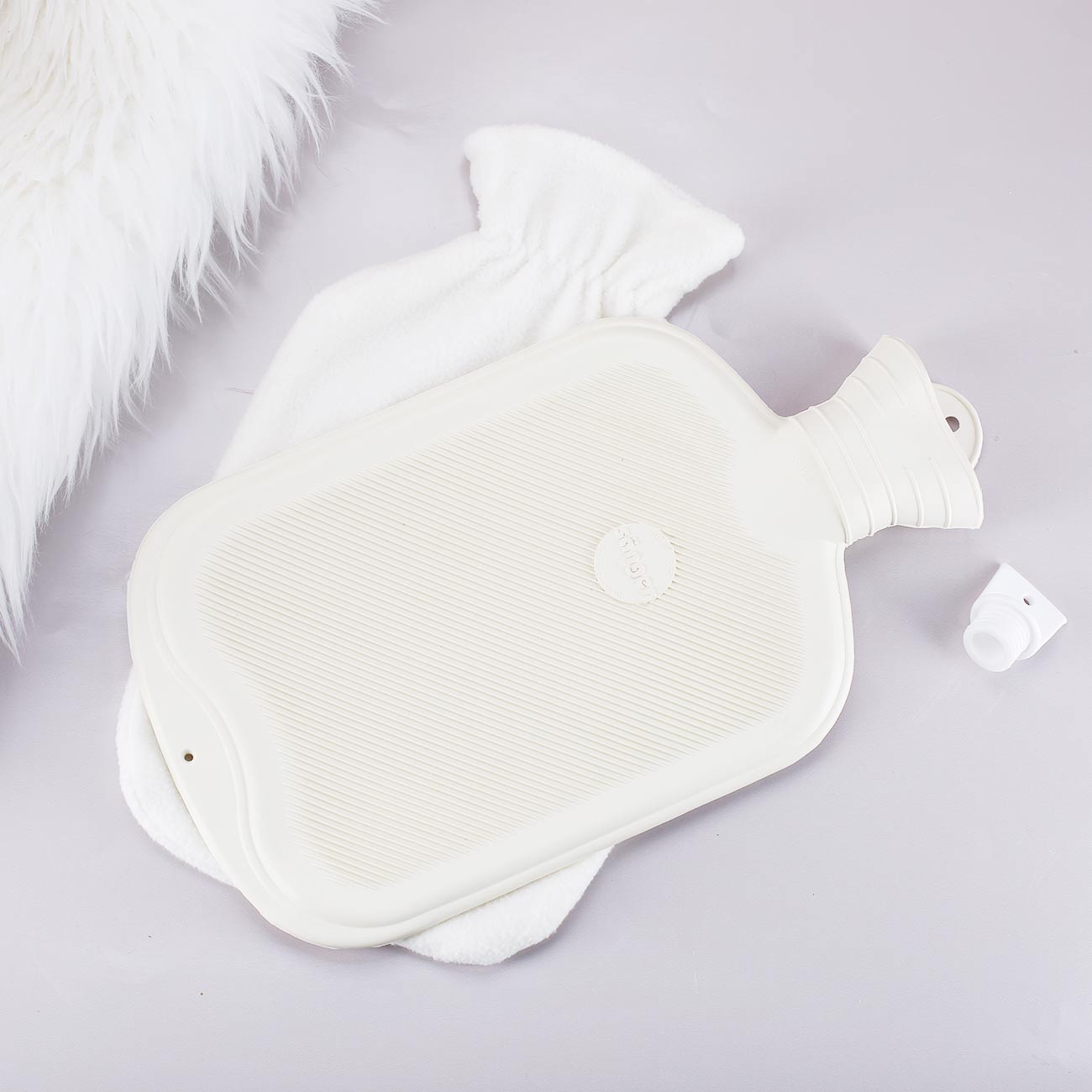 Kuschelige Wärmflasche mit Schneeflocke in Goldoptik und Name bedruckt