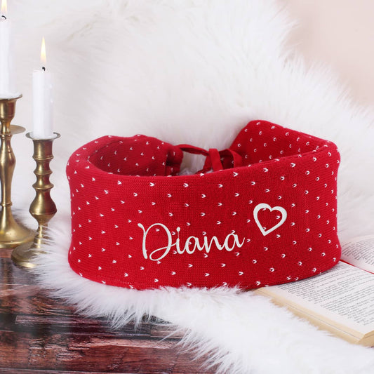 Rote Schlauch-Wärmflasche mit Name und Herz bestickt