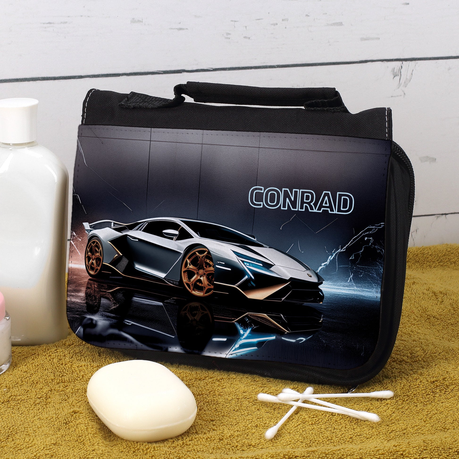 Kulturtasche für Kinder mit Sportwagen-Aufdruck und Name Conrad auf gelber Unterlage