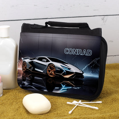 Kulturtasche für Kinder mit Sportwagen-Aufdruck und Name Conrad auf gelber Unterlage