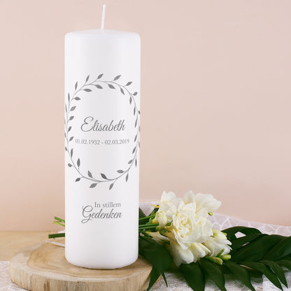 Schlichte Gedenkkerze mit Blätterkranz
