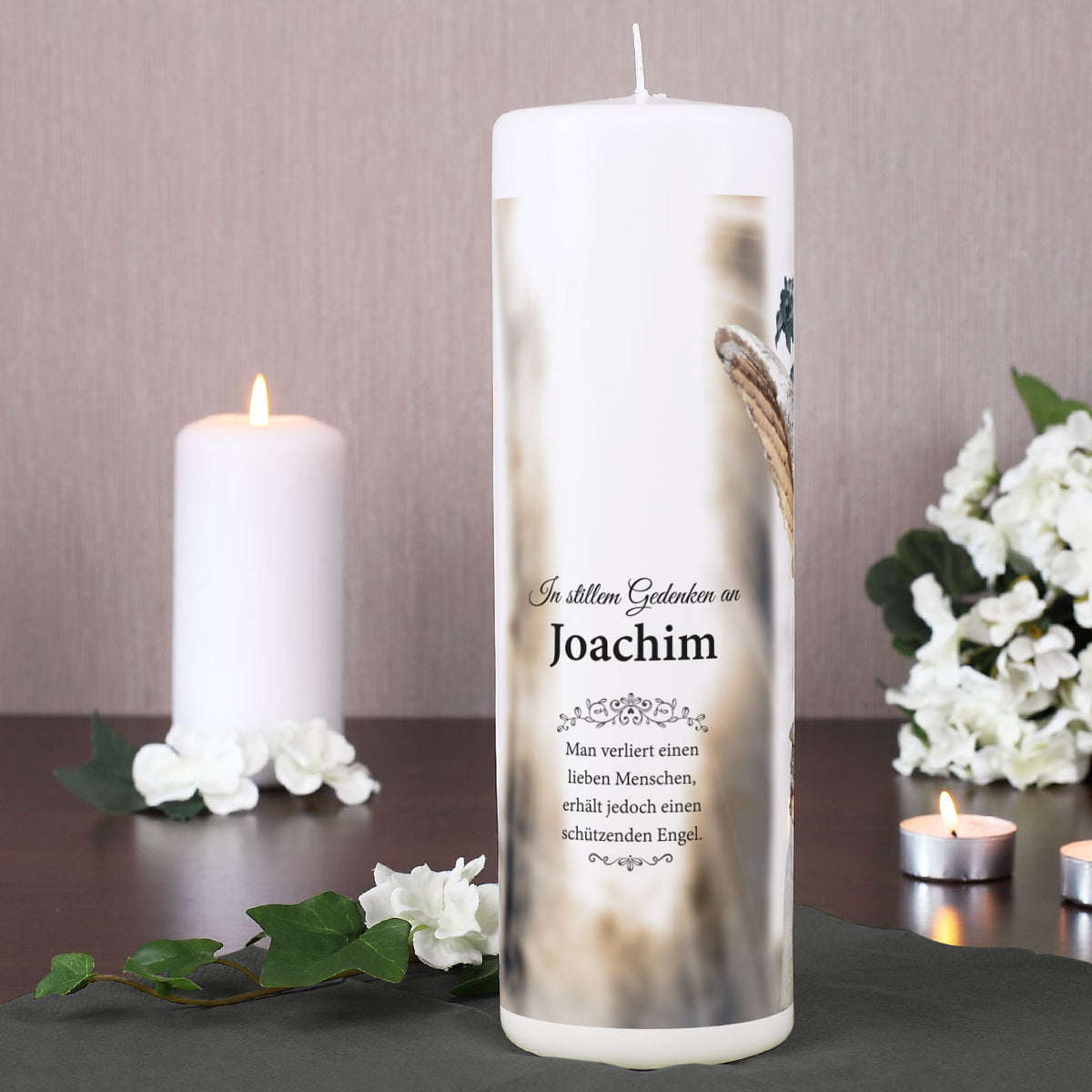 Engel mit Name und Trauerspruch umlaufend bedruckt auf Trauerkerze