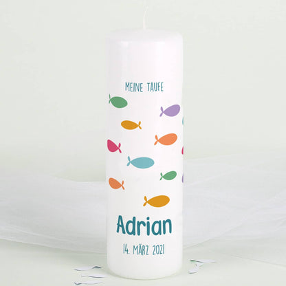 Taufkerze mit bunten Fischen, Name, Datum und Taufspruch