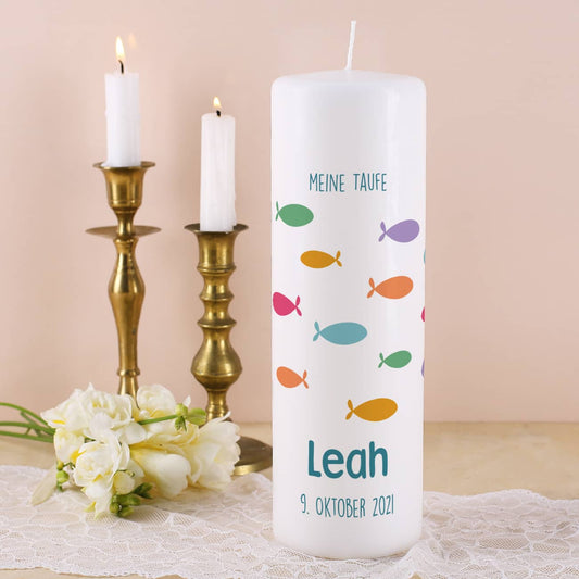 Taufkerze mit Fischen, Name, Datum und Taufspruch