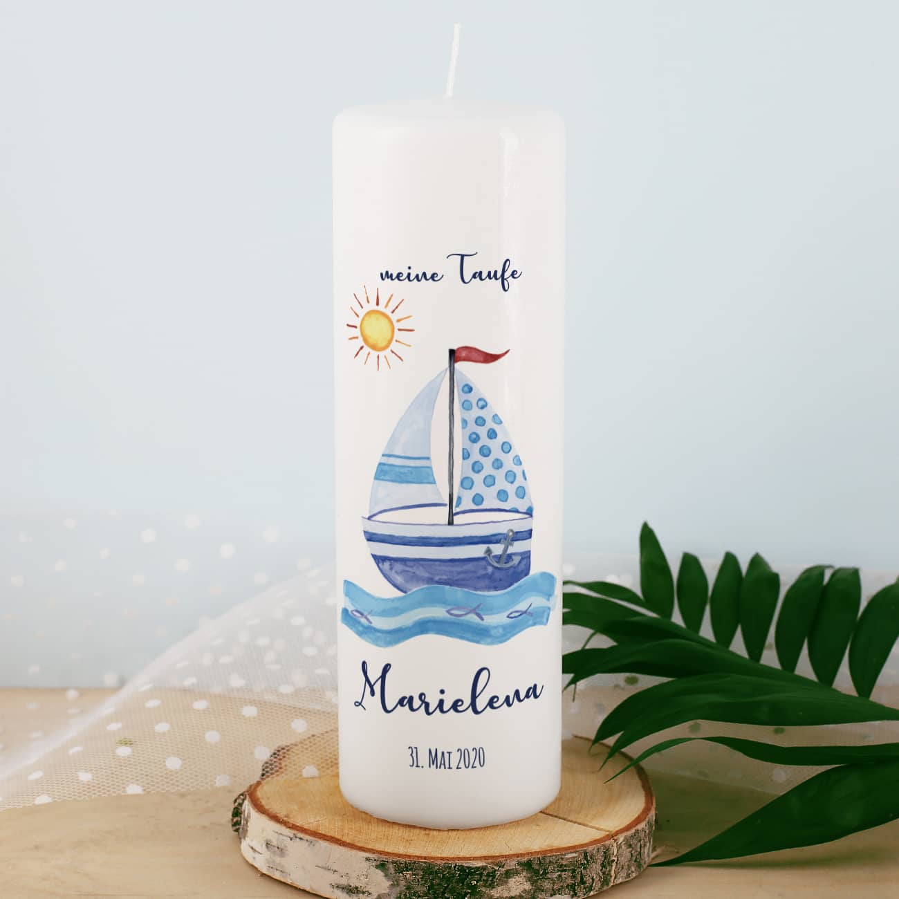 Taufkerze mit Segelboot und Fischen, Name, Datum und Taufspruch
