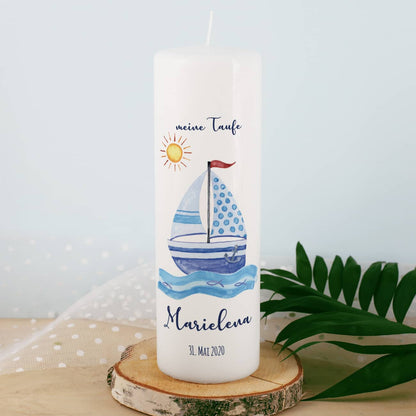 Taufkerze mit Segelboot und Fischen, Name, Datum und Taufspruch
