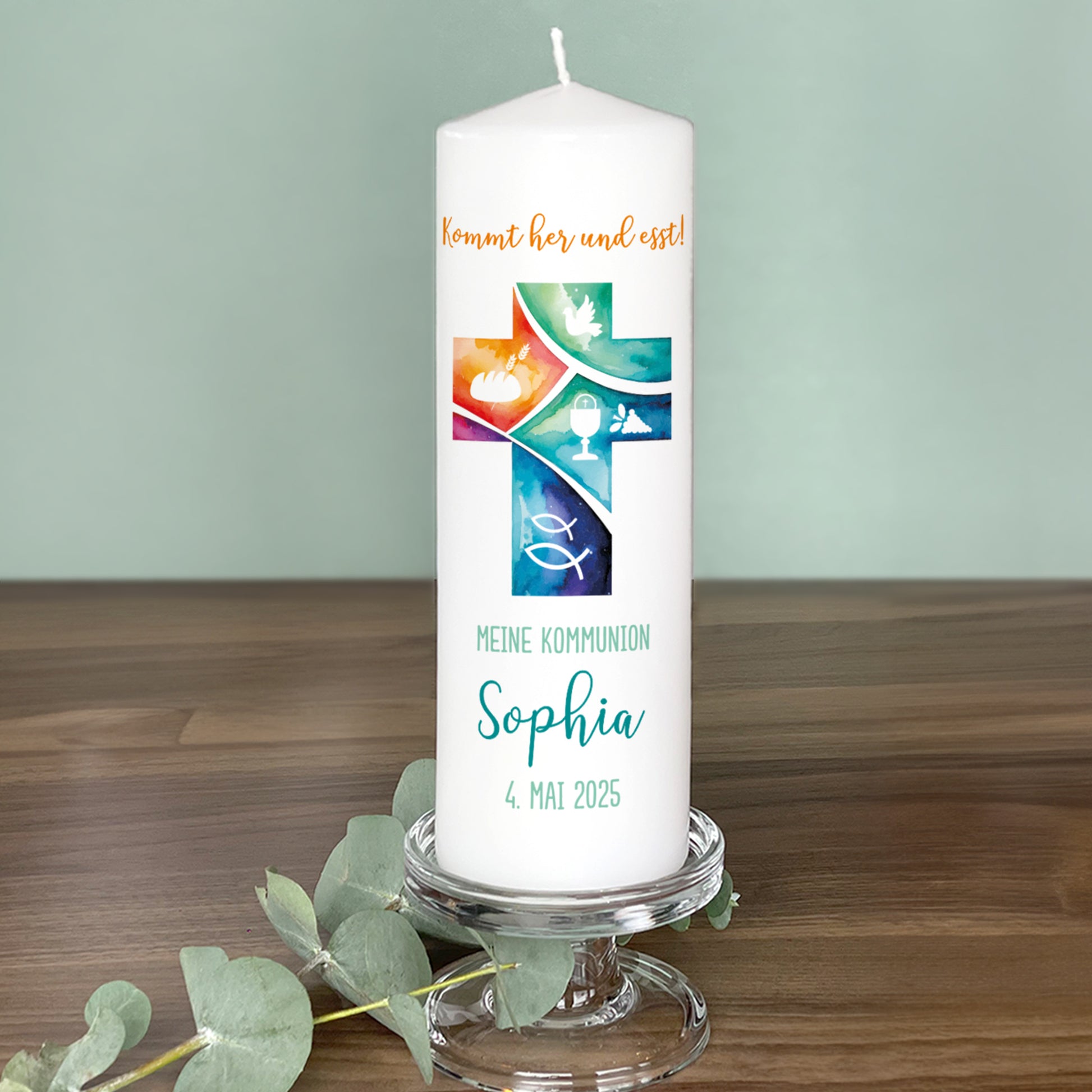 Weiße Kommunionkerze mit Namen und Aquarell-Kreuz – Sophia
Kerze mit farbenfrohem Kreuz, das aus verschiedenen Symbolen besteht, darunter eine Taube, Brot und Wein als Zeichen der Eucharistie sowie Ichthys-Fische. Oben steht „Kommt her und esst!“ in warmem Orange. Darunter ist „MEINE KOMMUNION“ in grüner Schrift und der Name Sophia in geschwungener türkisfarbener Schrift, gefolgt vom Datum „4. Mai 2025“. Die Kerze steht auf einem Glas-Kerzenhalter, umgeben von Eukalyptusblättern auf einer Holzoberfläche.
