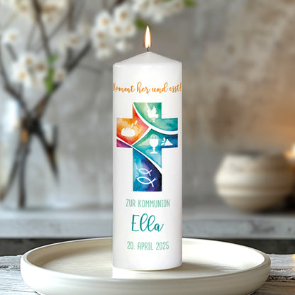 Brennende Kommunionkerze mit Kreuz-Motiv und Namen – Ella
Weiße Kerze mit bunter Aquarell-Gestaltung eines Kreuzes, das verschiedene christliche Symbole wie Taube, Brot und Kelch enthält. Oben steht „Kommt her und esst!“ in Orange, darunter „ZUR KOMMUNION“ in Grün. Der Name Ella ist in geschwungener türkisfarbener Schrift geschrieben, gefolgt vom Datum „20. April 2025“. Die Kerze brennt auf einem weißen Kerzenteller, im Hintergrund sind unscharfe weiße Blüten zu sehen.