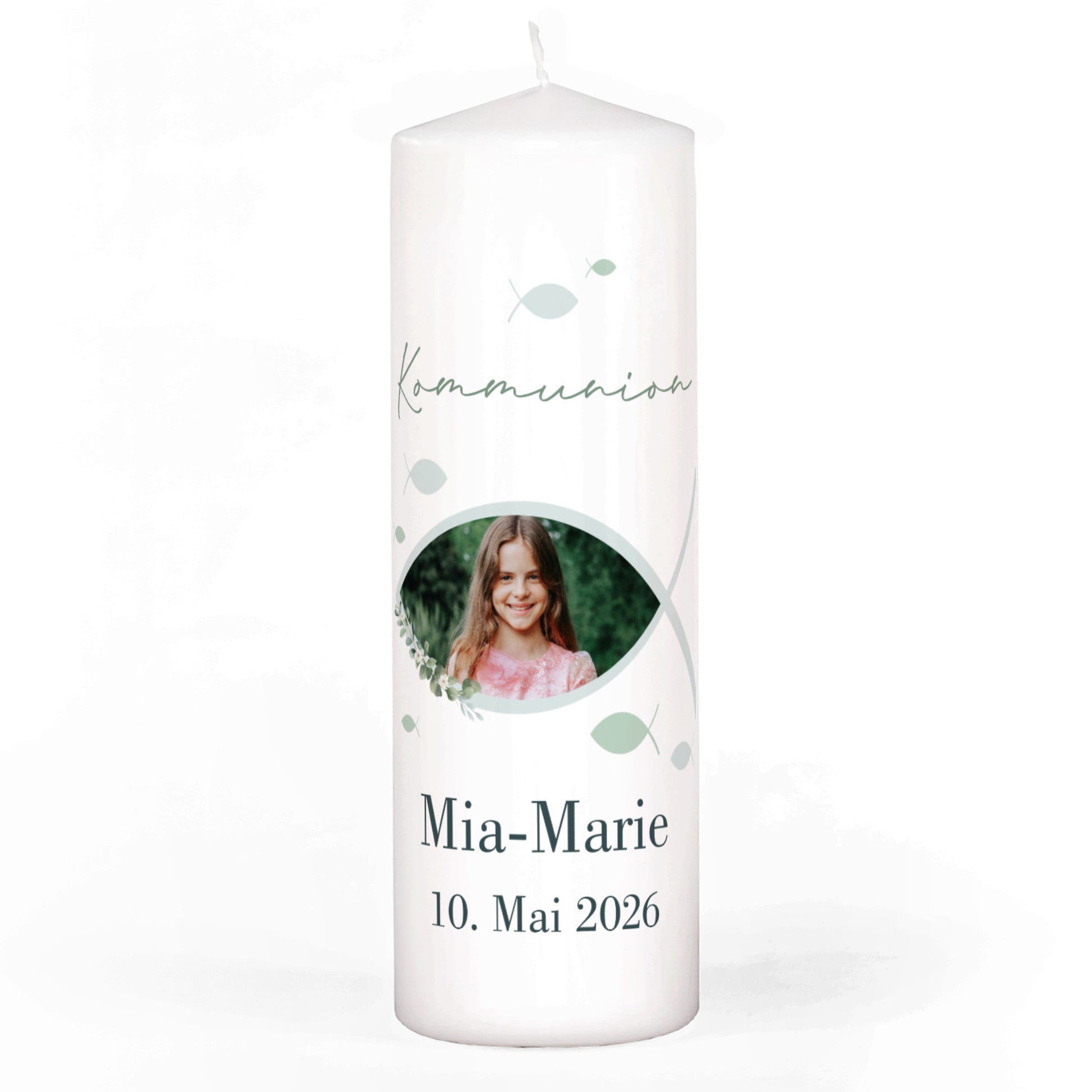 Kommunionkerze mit Foto für ein Mädchen. Die Kerze trägt den Schriftzug „Kommunion“, ein stilisiertes Fischsymbol mit integriertem Porträtfoto und darunter Name „Mia-Marie“ sowie Datum „10. Mai 2026“. Die Kerze steht auf hellem Hintergrund, ohne Dekoration.