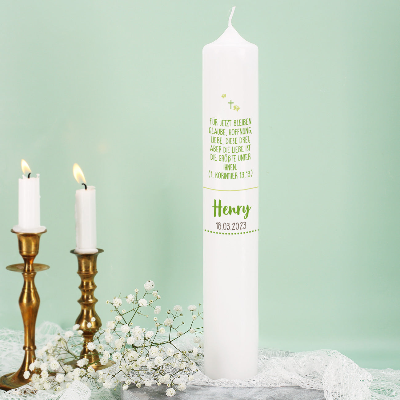 Rückseite der persönlich bedruckte Taufkerze (6x38cm) mit grünem Lebensbaum, Name, Datum und Wunschtext/Psalm