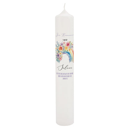 Detailansicht der XXL Kerze mit Regenbogen-Blumenmotiv und Schriftzug „Zur Kommunion“ sowie personalisiertem Namen