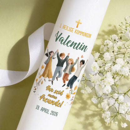 Personalisierte XXL Kommunionkerze mit Name „Valentin“, Datum und Spruch „Ihr seid meine Freunde!“ – Motiv mit Kindergruppe und Kreuz