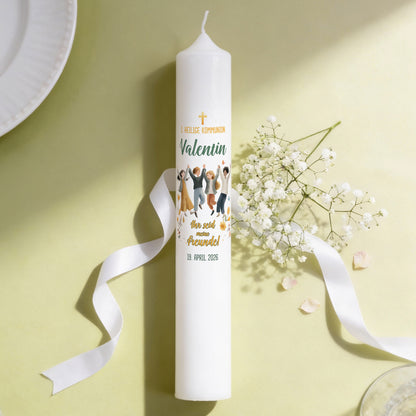 Kommunionkerze XXL mit Name „Valentin“, Datum und Spruch – liegend dekoriert mit Schleifenband und kleinen weißen Blüten