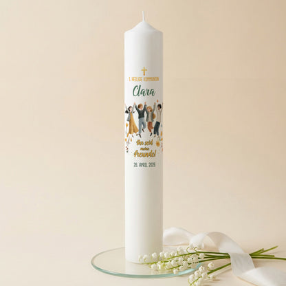 Personalisierte Kommunionkerze XXL stehend – Name „Clara“, Spruch „Ihr seid meine Freunde!“ und Datum, Motiv mit Kindergruppe