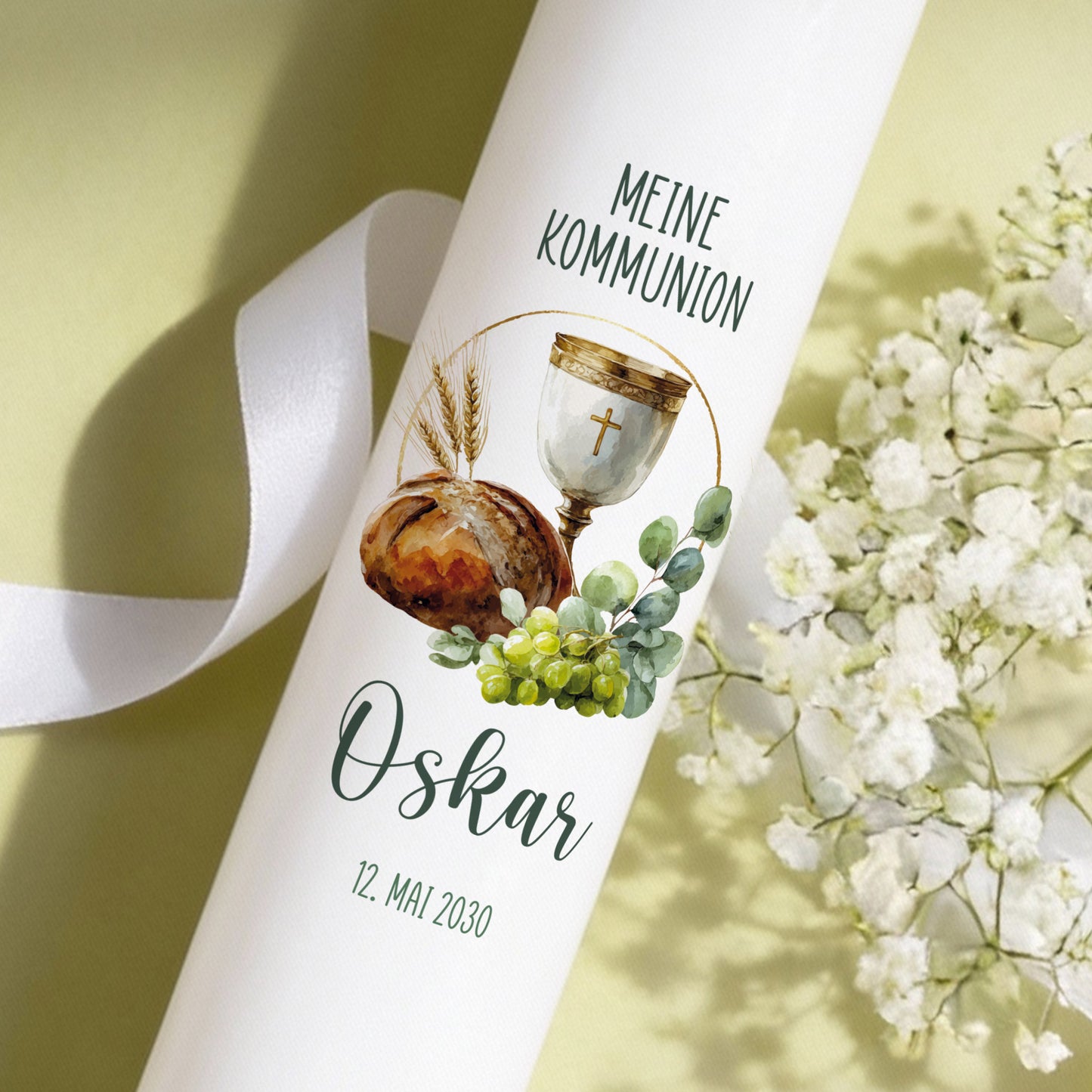 Weiße XXL Kommunionkerze (38 cm) mit Aquarellmotiv aus Brot, Kelch, Trauben und grünen Blättern, personalisiert mit Name und Datum