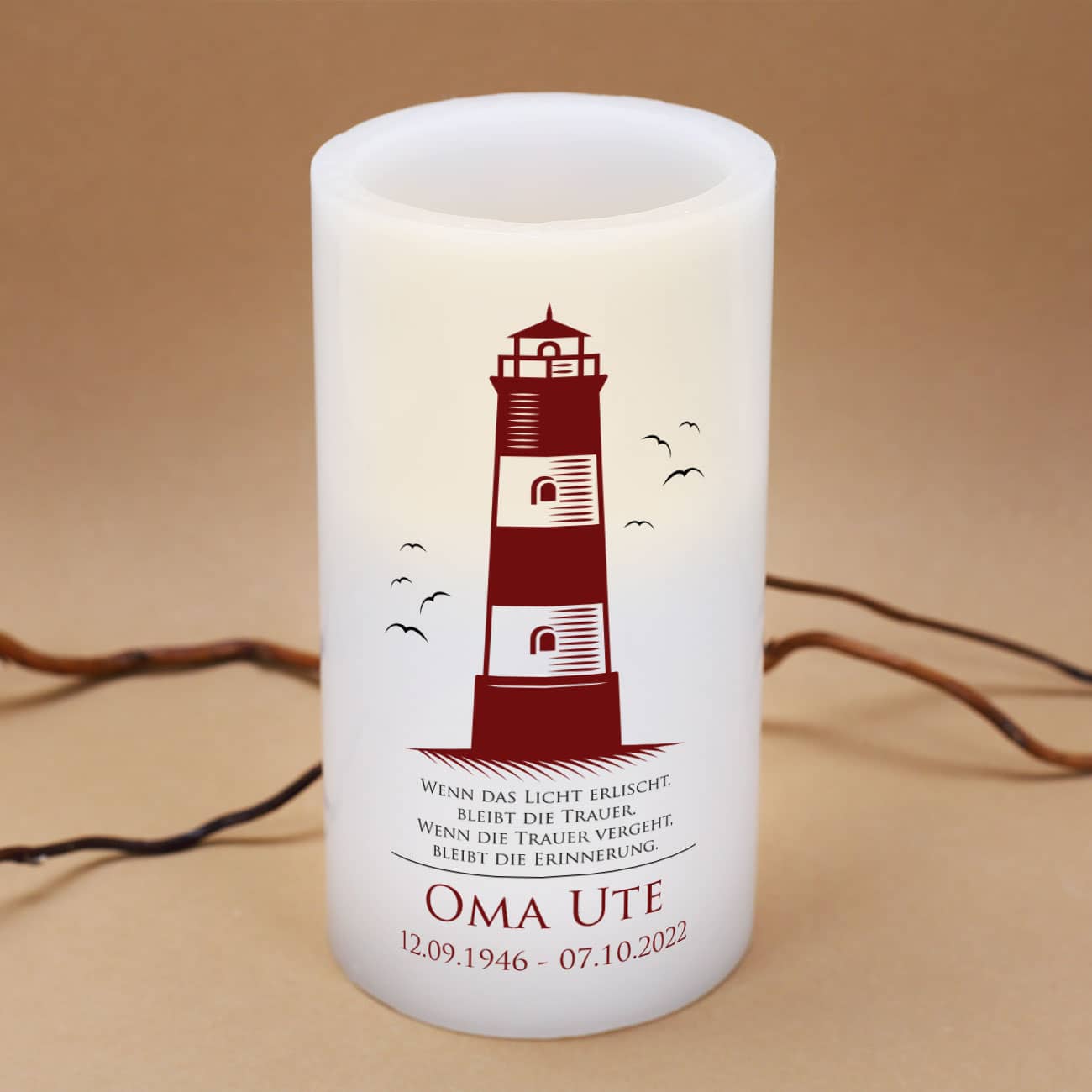 Leuchtturm Motiv auf Trauerkerze mit Personalisierung