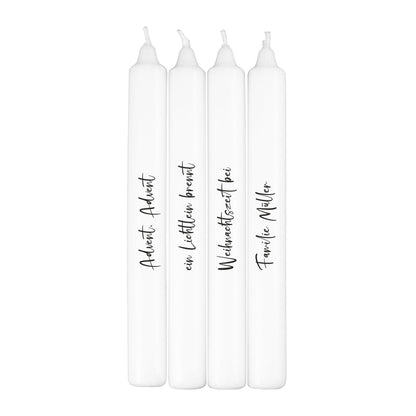 Set aus vier weißen Stabkerzen mit personalisierbarer schwarzer Schrift in der Studioansicht.