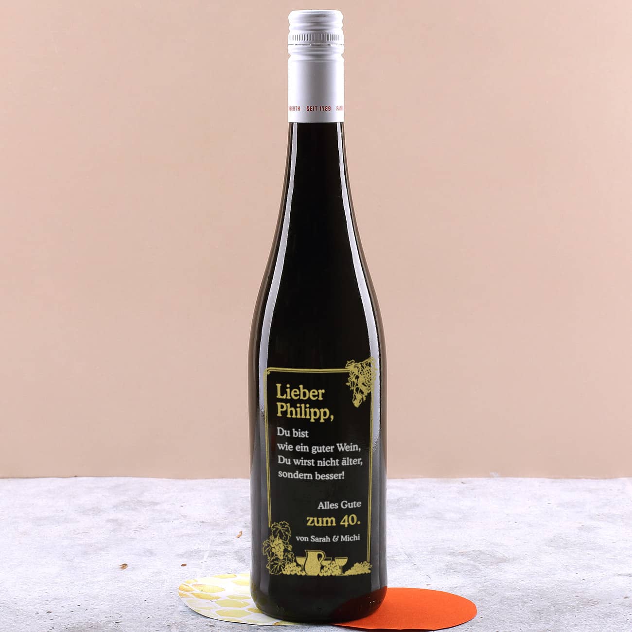 Gravierte Weinflasche mit Trauben Motiv zum Geburtstag in gold und silber