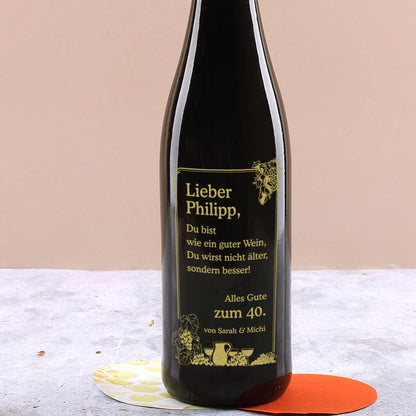 Gravierte Weinflasche mit Trauben Motiv zum Geburtstag in gold